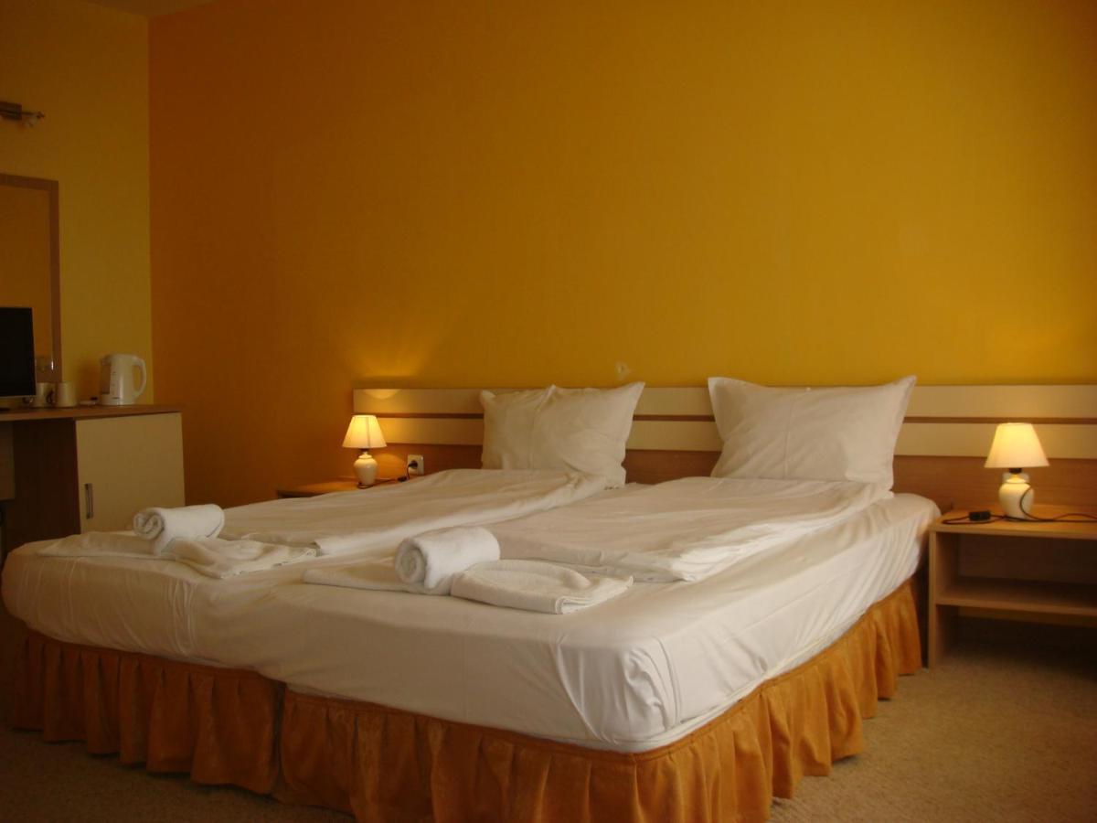 Hotel Тропикана à Primorsko Extérieur photo